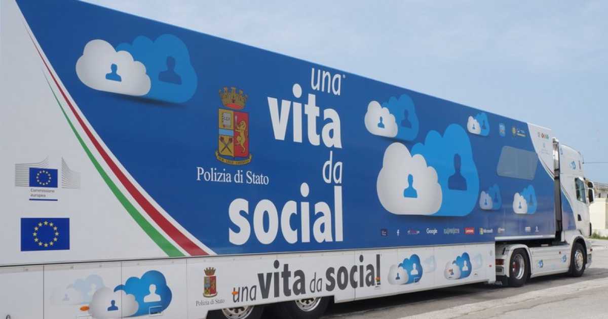 A Bari ''Una vita da social'': il truck della Polizia contro cyberbullismo e sextortion